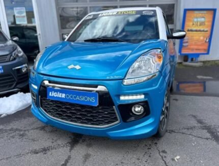 Vue avant droite de la micro-voiture bleu, carrosserie et pare-chocs visibles