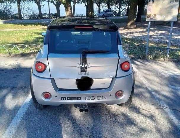 Vue arrière gauche du microcar gris montrant le feu arrière