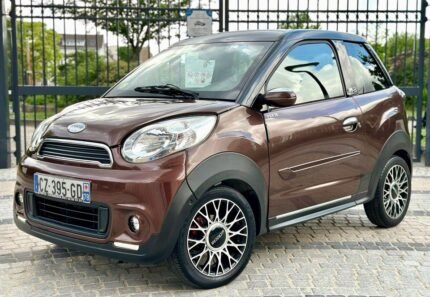 Vue avant droite de la microcar M8 montrant les jantes aluminium et l'éclairage LED