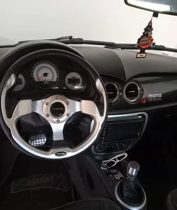 Gros plan sur la portière et poignée du microcar gris