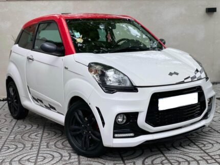 Vue avant droite avec jantes aluminium sport et double sortie d'échappement