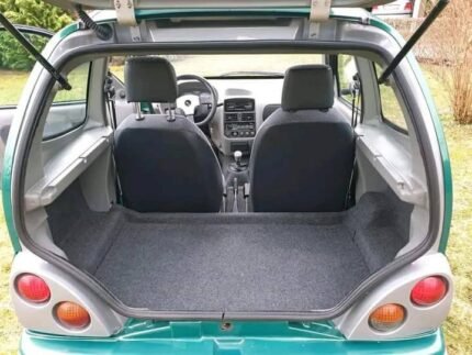 Vue latérale du véhicule montrant la teinte verte et les jantes aluminium