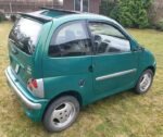 Vue arrière de la voiture montrant feux et hayon