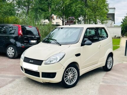 Vue avant droite du véhicule avec jantes aluminium et carrosserie propre