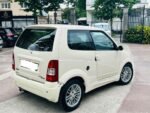 Vue latérale montrant les portes, vitres électriques et finitions intérieures