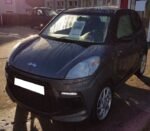 Vue latérale droite de la voiture sans permis avec jantes aluminium