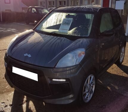 Vue latérale droite de la voiture sans permis avec jantes aluminium