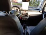 Vue intérieure montrant le siège conducteur et la console