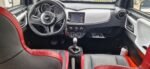 Vue intérieure des sièges simili cuir noir et rouge et du volant