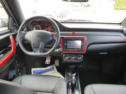 Plan intérieur montrant l'écran du pack multimédia Pioneer et commandes au volant