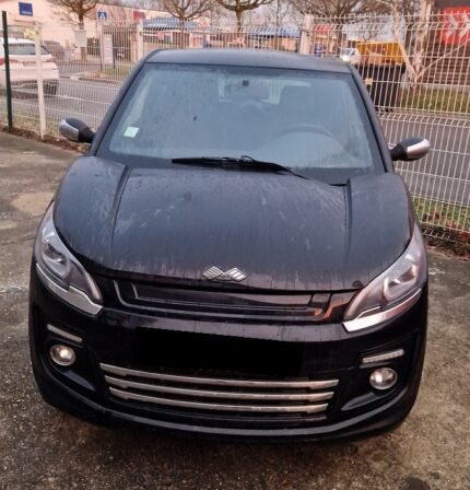 Vue avant droite de la voiture sans permis, peinture blanche et jantes aluminium 15 pouces