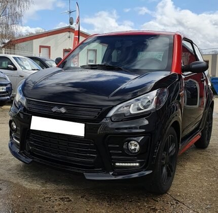 Vue avant droite de la microcar avec jantes aluminium noires et feux diurnes LED