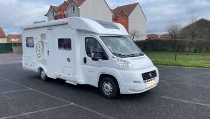 Vue avant droite du camping-car garé avec pare-brise