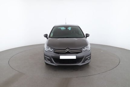 Vue extérieure profil droit d'une Citroën C4 gris 5 portes stationnée