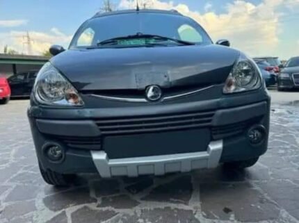 Vue avant gauche de l’Aixam Crossline montrant la carrosserie et les phares