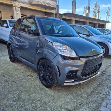 Profil latéral de la microcar avec jantes alliage et peinture propre