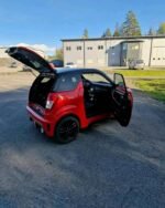 Vue arrière avec coffre ouvert, espace de chargement et portes arrière