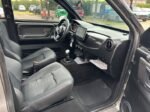 Sièges sport en cuir noir, vue intérieure côté conducteur