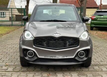 Vue avant droite de la microcar noire garée, lumière naturelle