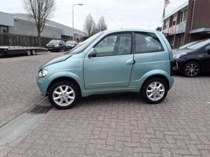 Vue avant droite de la microvoiture LIGIER X-Too PACK en extérieur