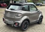 Photo de la microcar garée en ville, angle avant gauche