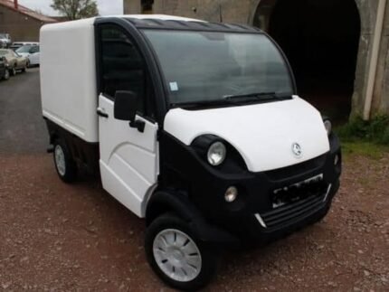 Vue avant droite du véhicule utilitaire D-TRUCK garé en extérieur
