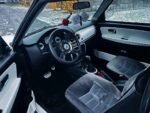 Caisson de basses installé dans le coffre, vue sur l’équipement audio