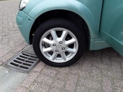 Vue latérale gauche montrant l'état de la carrosserie et des portes