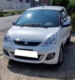 Vue trois quarts avant du coupé avec jantes aluminium et feux LED