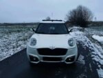 Vue avant droite du véhicule montrant la calandre et l’état général de la carrosserie