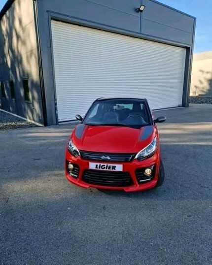Profil latéral montrant la carrosserie rouge et les lignes compactes de la voiture