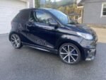 Vue avant latérale du Coupé GTI bleu nuit garé en extérieur