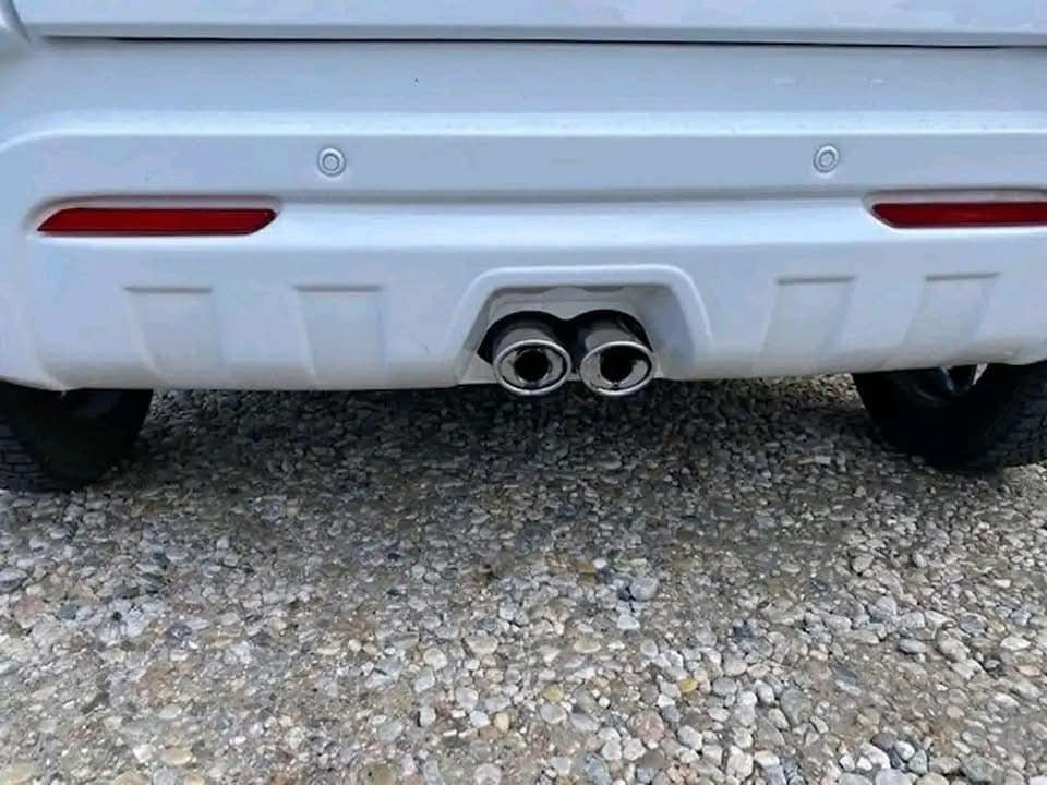Vue arrière du véhicule montrant le coffre et l'éclairage