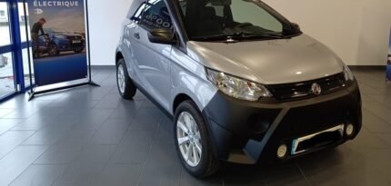 Vue avant droite de la voiture gris argent avec pavillon noir mat