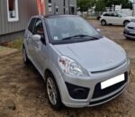 Vue générale du véhicule garé en extérieur sur fond urbain