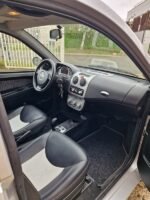 Profil latéral montrant la ligne de carrosserie et la porte conducteur