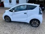 Image du véhicule prise en extérieur montrant la carrosserie et la finition