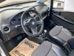 Vue intérieure depuis le siège conducteur vers le tableau de bord
