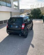 Vue intérieure générale montrant volant, sièges et habitacle sport
