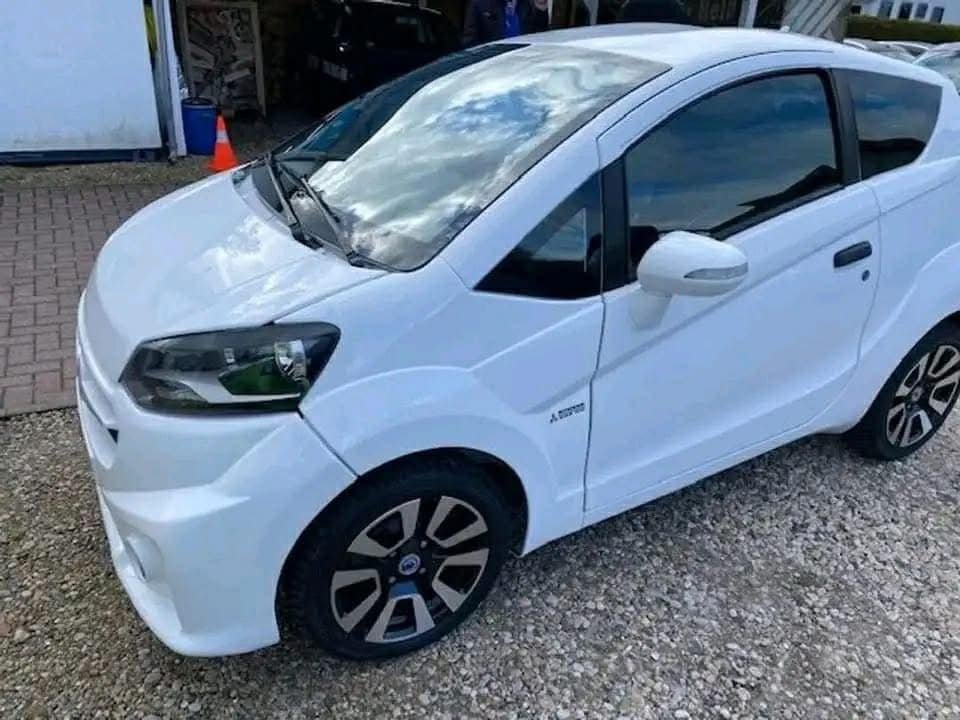 Vue avant droite du véhicule compact garé en extérieur