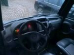 Gros plan sur le tableau de bord et les commandes de conduite