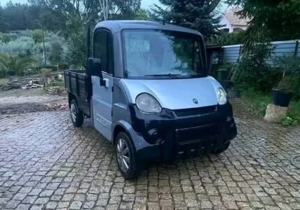 Profil latéral montrant le plateau arrière et la cabine compacte