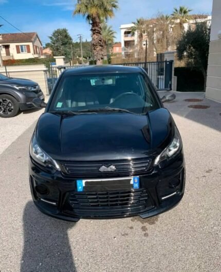 Vue 3/4 avant droit avec finition redline et jantes 16" noir mat
