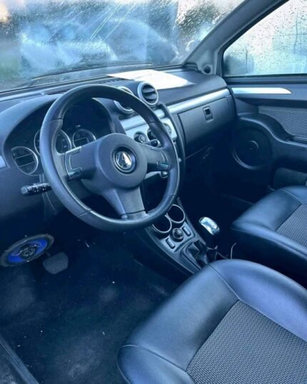 Profil côté conducteur avec portière fermée et silhouette compacte