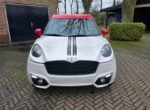 Vue avant droite de la microcar montrant calandre et pare-chocs