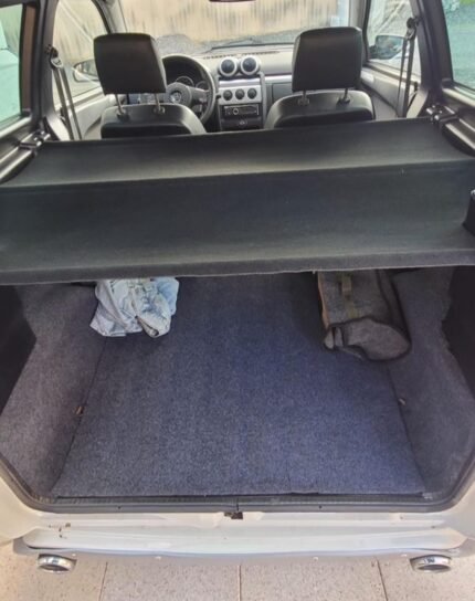 Tableau de bord compact avec autoradio et commandes