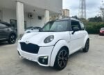 Vue de face de la microcar diesel, coloris gris métallisé, pare-chocs avant et phares
