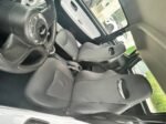 Vue latérale du véhicule montrant les lignes de carrosserie et les portes
