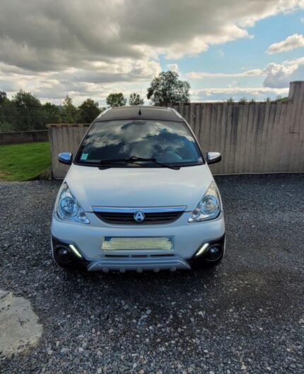 Vue avant droite de la microcar garée en extérieur