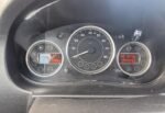 Vue latérale montrant la carrosserie et les roues